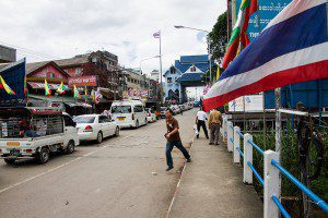 cars quing up to get back into Thailand